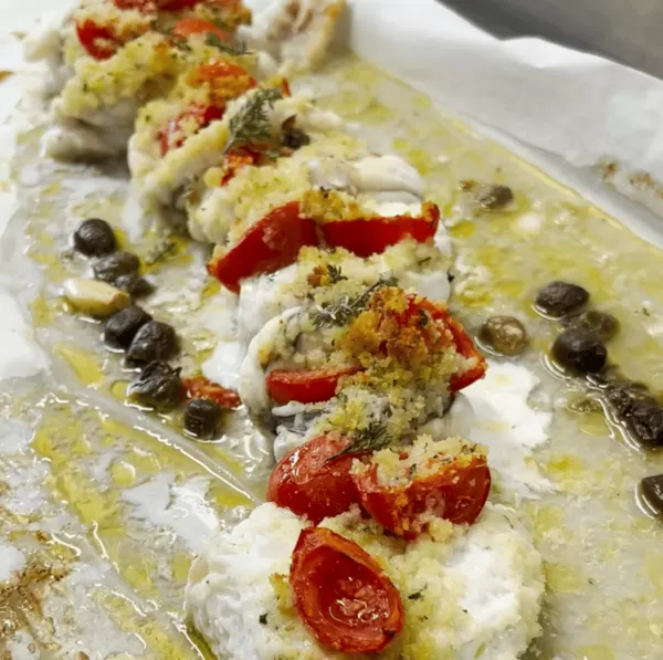 Preparazione della ricetta della coda di rospo gratinata al forno